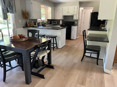 DeGraaf-vinyl-gal Luxury vinyl | Calvetta Brothers Mentor